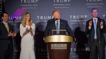 El candidato presidencial republicano, Donald Trump, junto a su hija Ivanka, y sus hijos, Eric y Donald Trump Jr. 