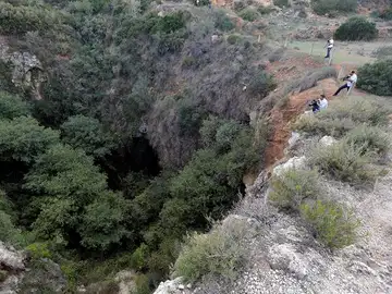 Varios cámaras de televisión toman imágenes de la sima donde agentes del Servicio de Protección de la Naturaleza (Seprona) han localizado el cadáver desnudo de una joven en las inmediaciones de la localidad valenciana de Chella Varios cámaras de televisión toman imágenes de la sima donde agentes del Servicio de Protección de la Naturaleza (Seprona) han localizado el cadáver desnudo de una joven en las inmediaciones de la localidad valenciana de Chella