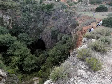 Varios cámaras de televisión toman imágenes de la sima donde agentes del Servicio de Protección de la Naturaleza (Seprona) han localizado el cadáver desnudo de una joven en las inmediaciones de la localidad valenciana de Chella Varios cámaras de televisión toman imágenes de la sima donde agentes del Servicio de Protección de la Naturaleza (Seprona) han localizado el cadáver desnudo de una joven en las inmediaciones de la localidad valenciana de Chella