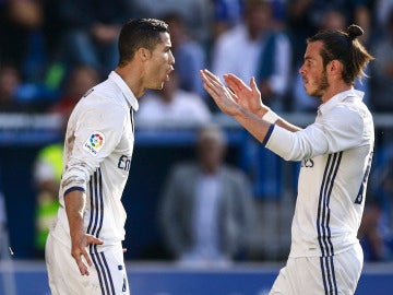 Cristiano Ronaldo celebra uno de sus goles junto a Gareth Bale