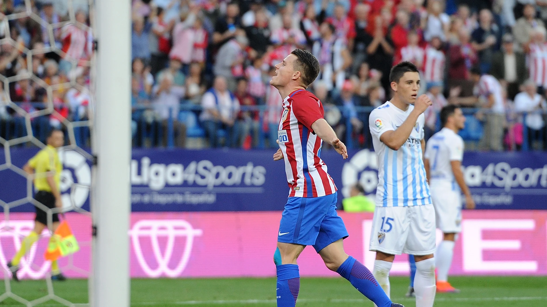 Gameiro celebra uno de sus goles contra el Málaga Gameiro celebra uno de sus goles contra el Málaga