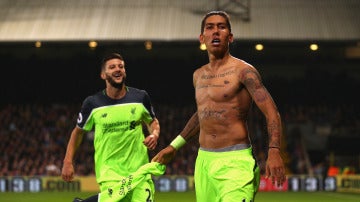 Firmino celebra su gol ante el Crystal Palace quitándose la camiseta