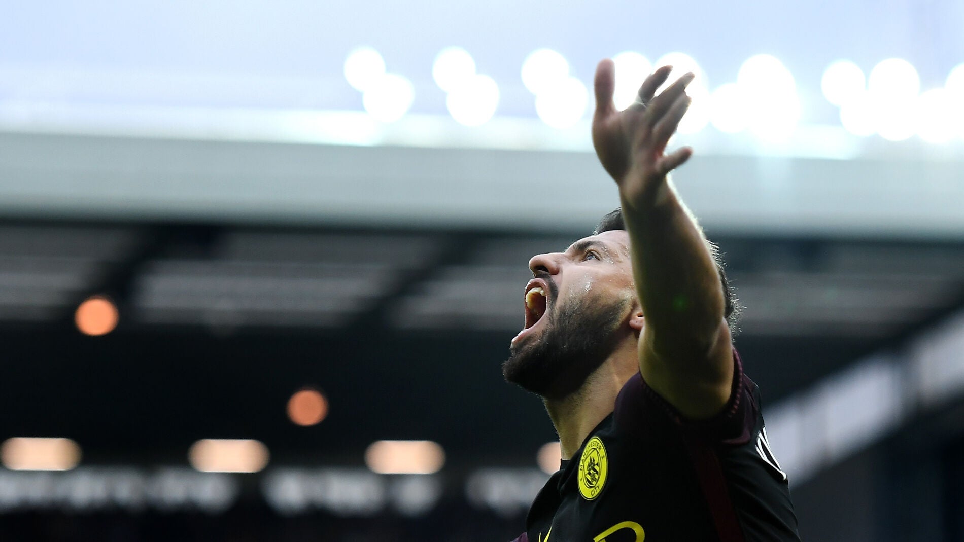 Ag&uuml;ero, celebrando uno de sus goles ante el West Brom