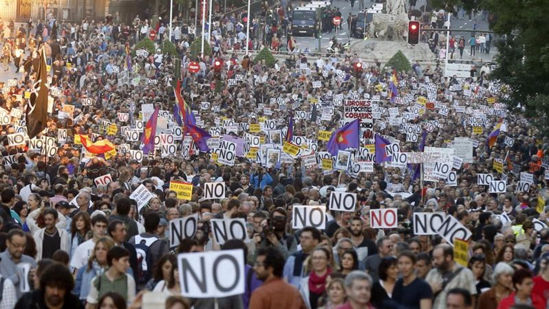 Miles de personas han participado pac&iacute;ficamente en la manifestaci&oacute;n "Rodea el Congreso"