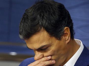 Pedro Sánchez, emocionado tras dejar su acta de diputado
