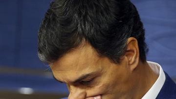 Pedro Sánchez, emocionado tras dejar su acta de diputado
