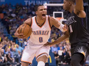 Westbrook intenta entrar a canasta ante la defensa de Knight Westbrook intenta entrar a canasta ante la defensa de Knight