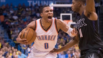 Westbrook intenta entrar a canasta ante la defensa de Knight