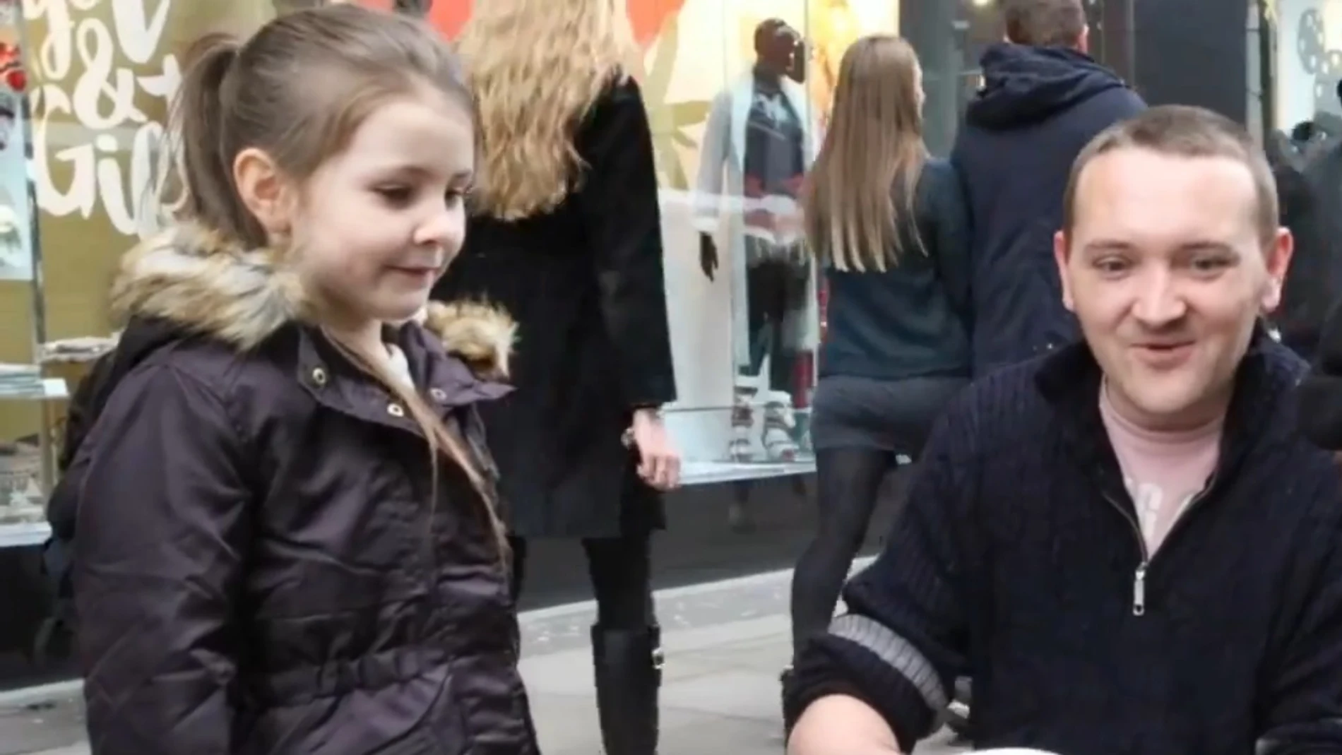 Olivia entregando comida a un indigente Olivia entregando comida a un indigente