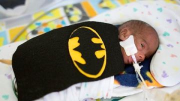 Uno de los bebés con un disfraz de Batman