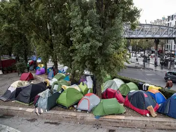 Vista general de varios inmigrantes junto a sus tiendas de campaña en un campamento cerca de las estaciones de metro de Jaurès y Stalingrad, en París Vista general de varios inmigrantes junto a sus tiendas de campaña en un campamento cerca de las estaciones de metro de Jaurès y Stalingrad, en París