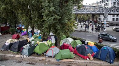 Aumentan los inmigrantes acampados en París tras el desmantelamiento de la 'Jungla' en Calais