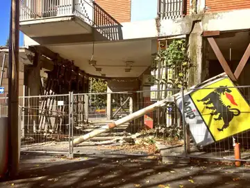 El terremoto ha derrumbado edificios dañados El terremoto ha derrumbado edificios dañados