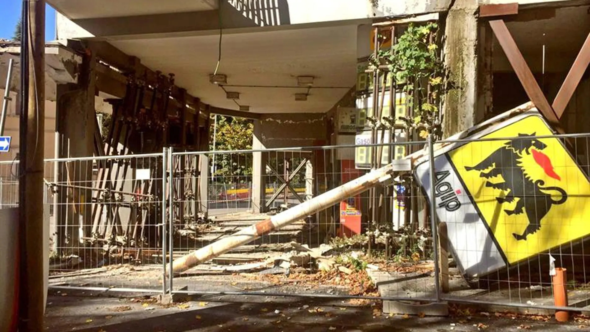 El terremoto ha derrumbado edificios dañados El terremoto ha derrumbado edificios dañados