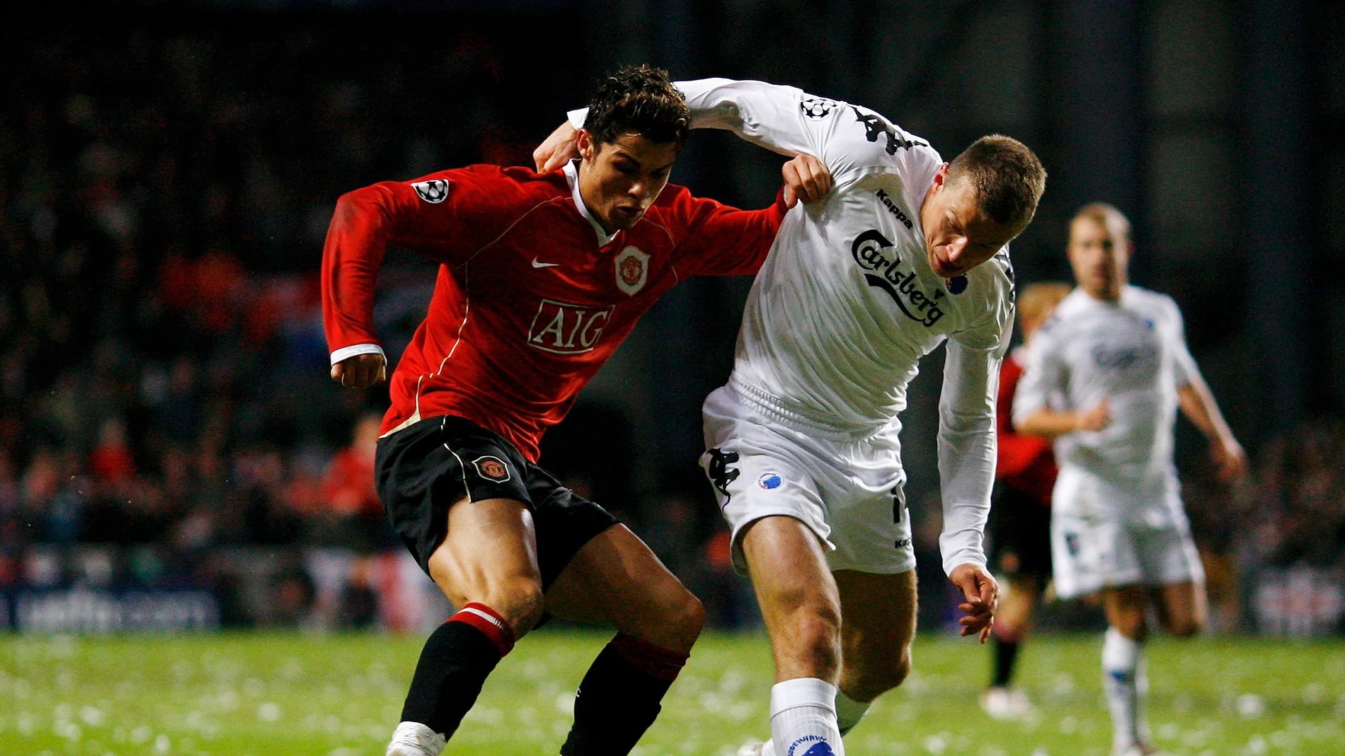 Michael Gravgaard intenta robarle el balón a Cristiano Ronaldo durante el Copenhague - United del año 2006