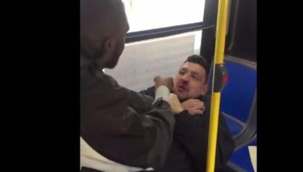 Vídeo hombre golpea pedófilo