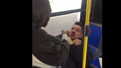  Un hombre defiende a una joven de un acosador mientras viajaban en el autobús de Nueva York