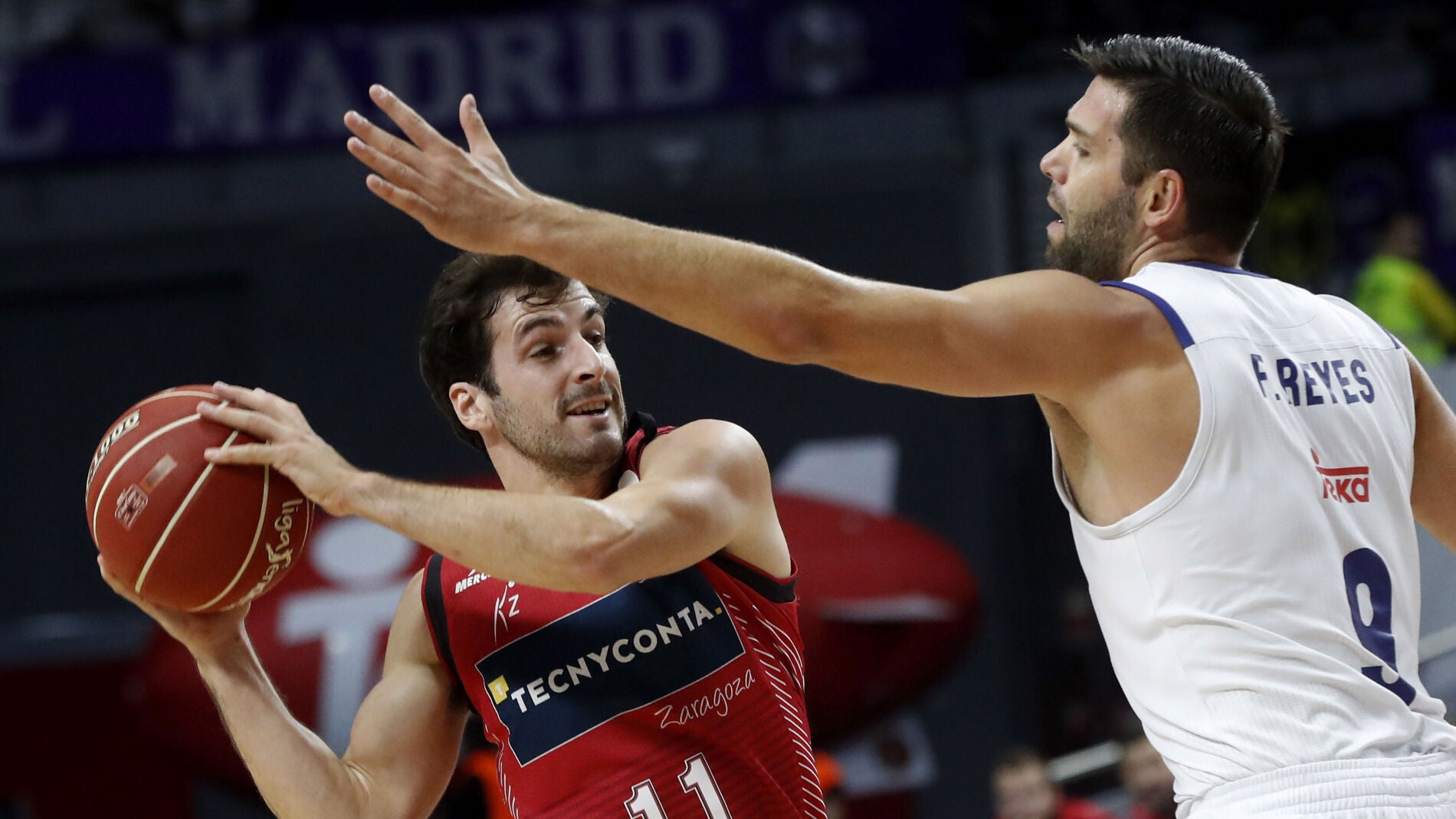 Tom&aacute;s Bellas, con el bal&oacute;n ante Felipe Reyes durante el Real Madrid-Zaragoza