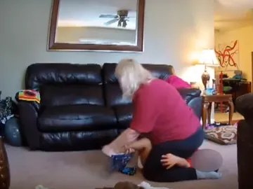 Niñera maltrata a menor Niñera maltrata a menor