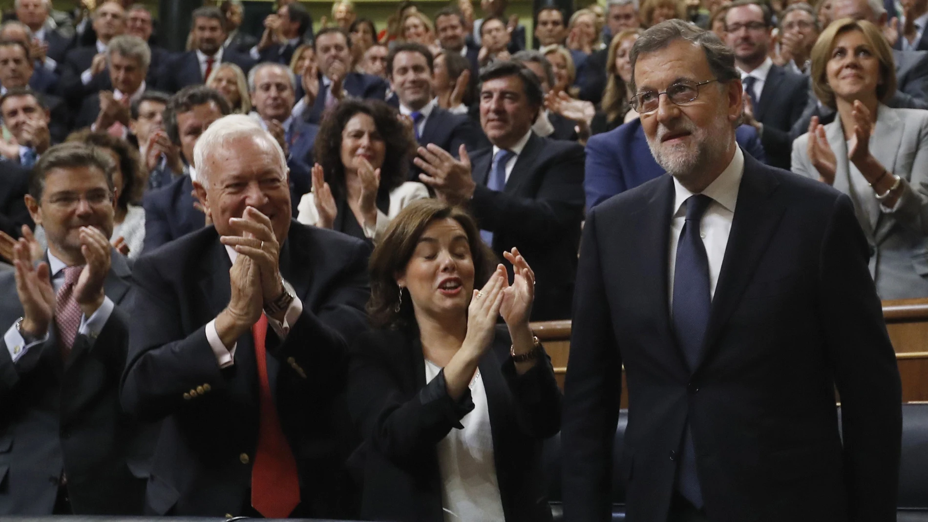 Mariano Rajoy, aplaudido por los diputados de su partido Mariano Rajoy, aplaudido por los diputados de su partido