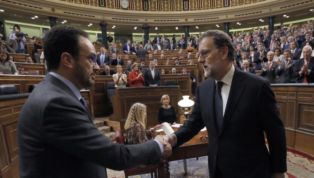 Rajoy, felicitado por el portavoz del PSOE Antonio Hernando