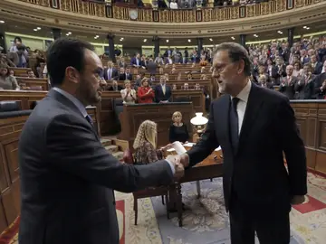Rajoy, felicitado por el portavoz del PSOE Antonio Hernando Rajoy, felicitado por el portavoz del PSOE Antonio Hernando