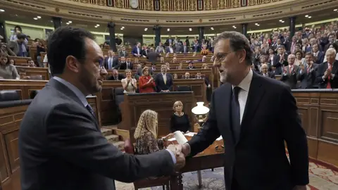 Rajoy, felicitado por el portavoz del PSOE Antonio Hernando Rajoy, felicitado por el portavoz del PSOE Antonio Hernando