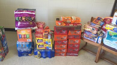 Un universitario de Alabama coloca una despensa de alimentos para ayudar a sus compañeros sin recursos