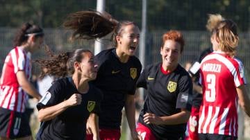 Las chicas del Atlético, celebrando un gol ante el Athletic