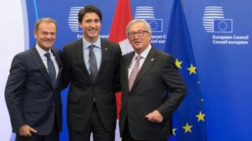 El primer ministro canadiense, Justin Trudeau, el presidente de la CE, Juncker, y el presidente del CE Donald Tusk