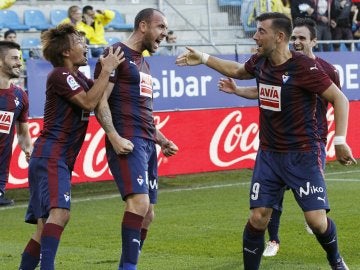 Los jugadores del Eibar celebran el gol de Ramis ante el Villarreal