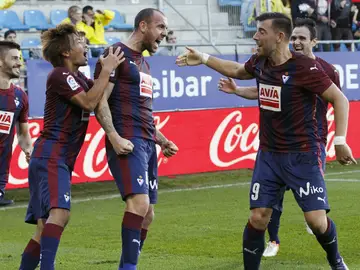 Los jugadores del Eibar celebran el gol de Ramis ante el Villarreal Los jugadores del Eibar celebran el gol de Ramis ante el Villarreal