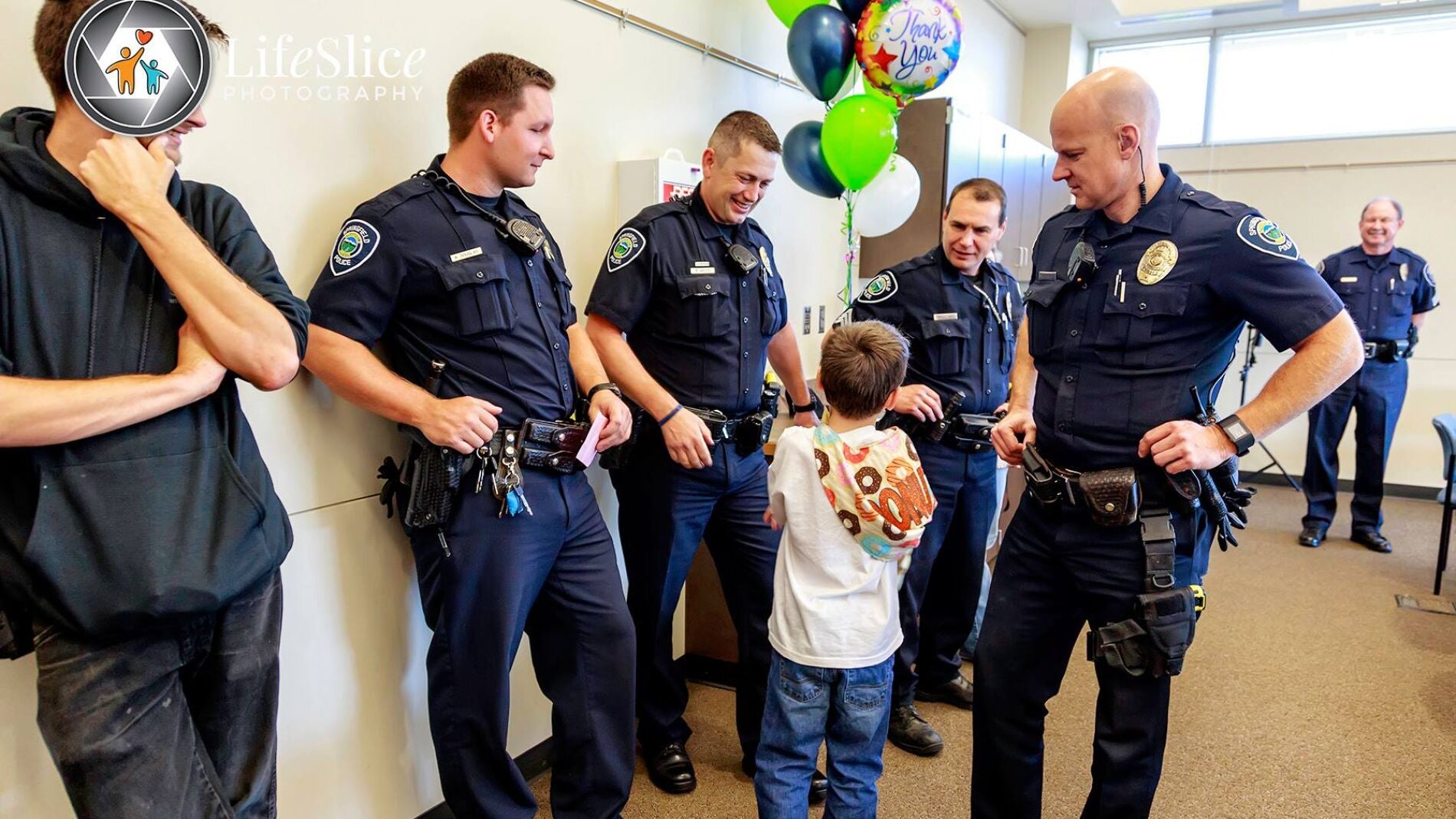 Tyler junto a varios polic&iacute;as 