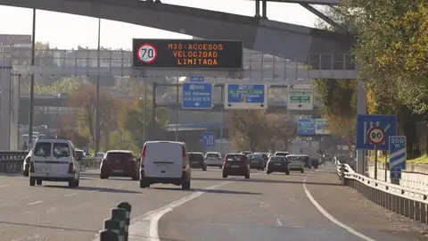 Madrid limita a 70 km/h la velocidad máxima en la M30 Madrid limita a 70 km/h la velocidad máxima en la M30