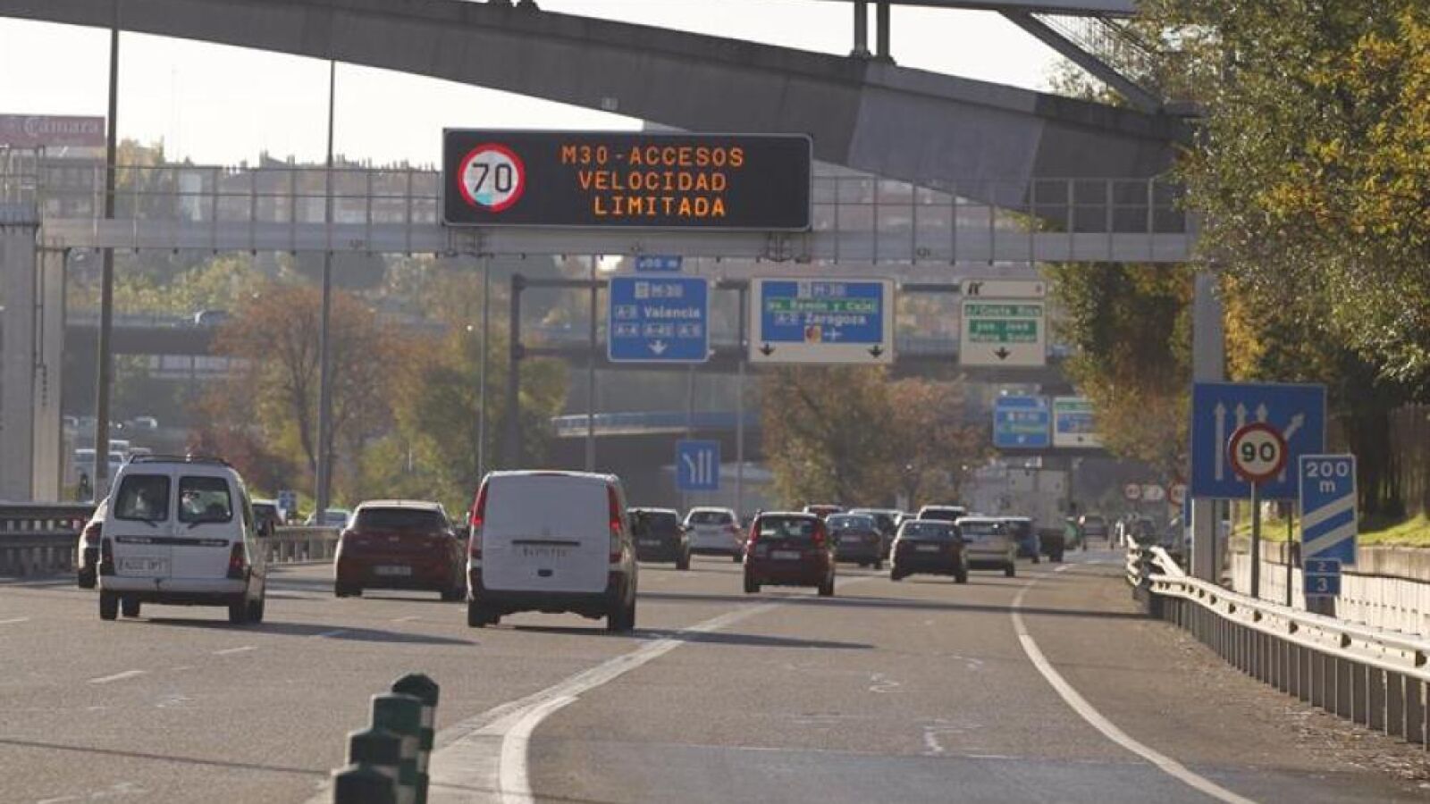 Madrid mantiene la reducción de la velocidad máxima a 70 km/hora en la M-30 y accesos por alta contaminación