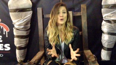 Lorena Gómez pasa un Halloween de miedo en el pasaje del terror del Parque de Atracciones de Madrid