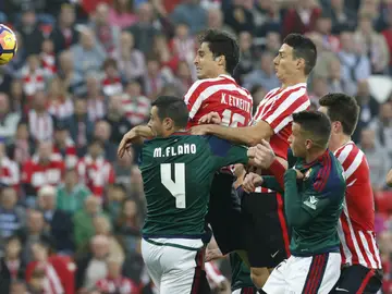 Athletic y Osasuna pelean por un balón Athletic y Osasuna pelean por un balón