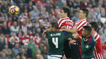 Athletic y Osasuna pelean por un balón