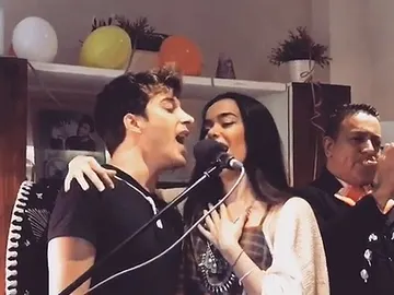 Blas Cantó canta la ranchera 'Si nos dejan' junto a su compañera Beatriz Luengo en su fiesta de cumpleaños mexicana Blas Cantó canta la ranchera 'Si nos dejan' junto a su compañera Beatriz Luengo en su fiesta de cumpleaños mexicana