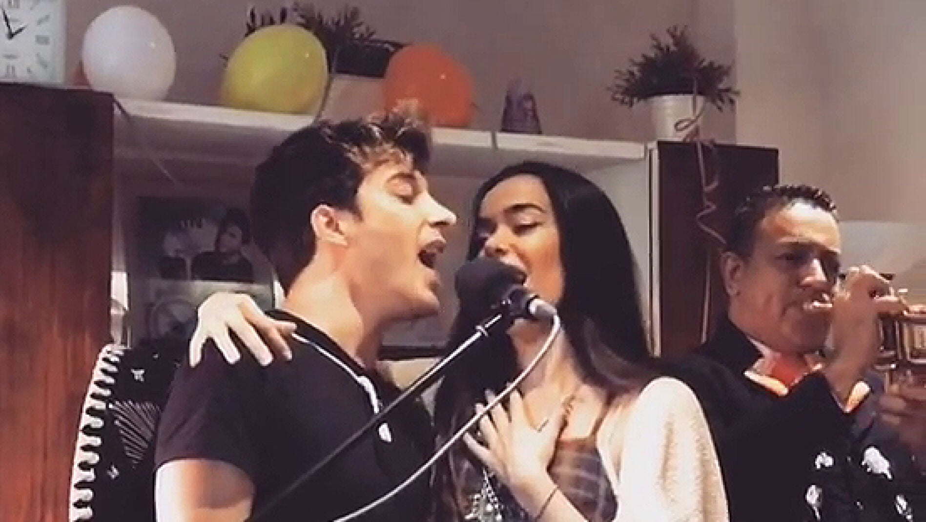 Blas Cant&oacute; canta la ranchera 'Si nos dejan' junto a su compa&ntilde;era Beatriz Luengo en su fiesta de cumplea&ntilde;os mexicana