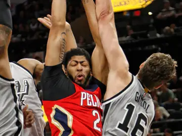 Pau Gasol intenta detener a Anthony Davis Pau Gasol intenta detener a Anthony Davis
