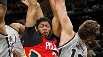 Pau Gasol intenta detener a Anthony Davis