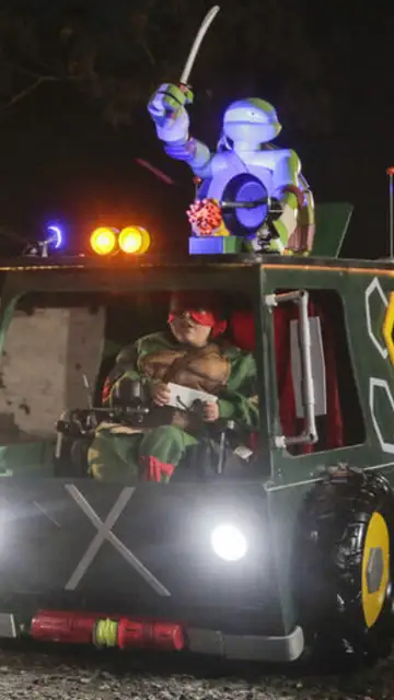 Niño en una furgoneta de las Tortugas Ninja Niño en una furgoneta de las Tortugas Ninja