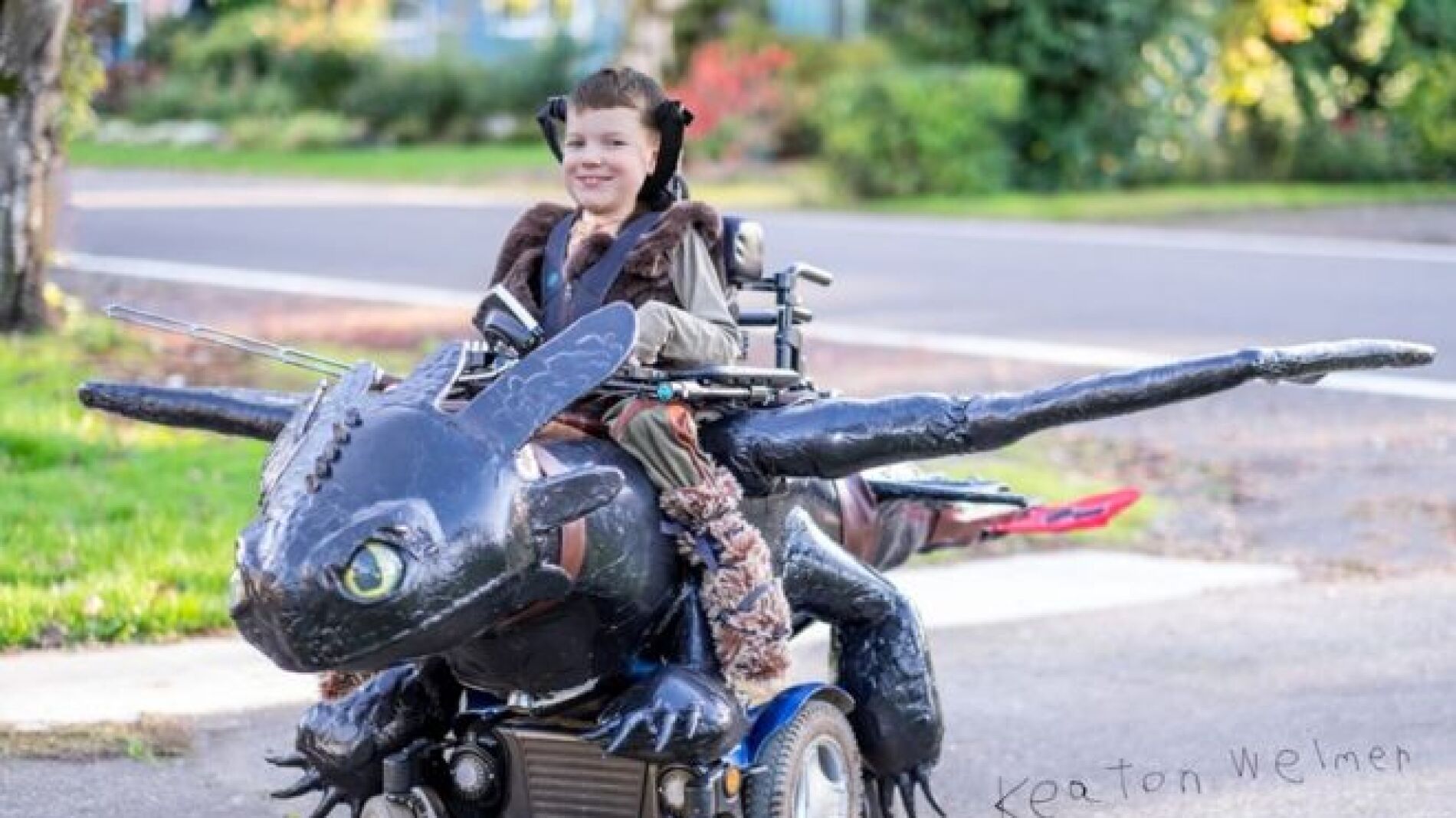 Un ni&ntilde;o con atrofia muscular celebra Halloween con su incre&iacute;ble disfraz