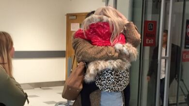 El emotivo primer encuentro entre una niña de cinco años con leucemia y la donante que le salvó la vida