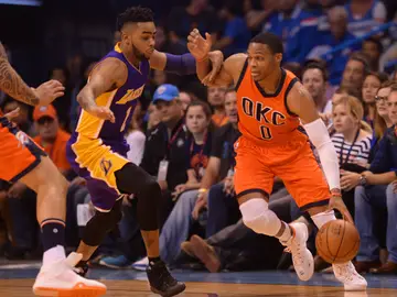 Westbrook conduce el balón en el partido contra los Lakers Westbrook conduce el balón en el partido contra los Lakers