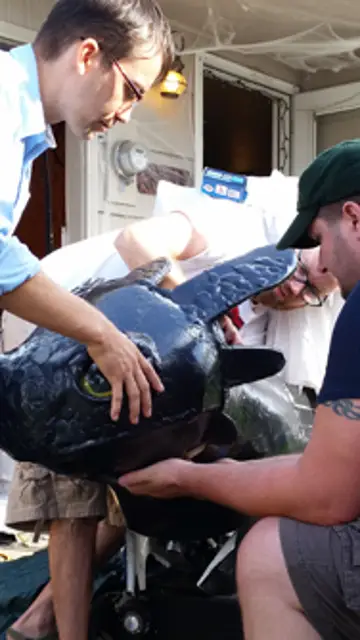 Voluntarios de la organización construyendo un disfraz Voluntarios de la organización construyendo un disfraz