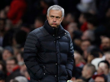 Mourinho se lamenta en la banda durante un partido con el United