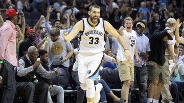 Marc Gasol celebra un triple decisivo con los Grizzlies