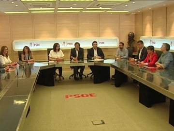Frame 90.870639 de: Los socialistas rechazan el acercamiento a Podemos y piden a Sánchez que no se insulte a sí mismo